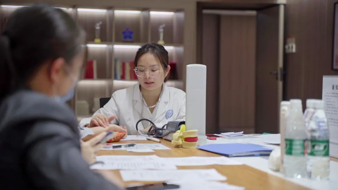 健康義診進(jìn)中庭，跟emo說(shuō)拜拜