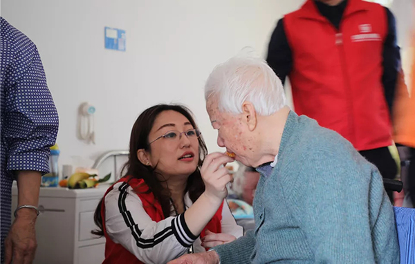 【先鋒引領(lǐng)，凝心聚力】三月學(xué)雷鋒，情暖敬老院